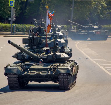 Tank, bir Rus tankı. Geçit töreni. Zafer Bayramı. 9 Mayıs, Rus silahlı kuvvetleri, askeri teçhizat.