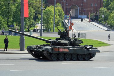 Tank, bir Rus tankı. Geçit töreni. Zafer Bayramı. 9 Mayıs, Rus silahlı kuvvetleri, askeri teçhizat.
