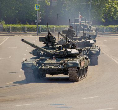 Tank, bir Rus tankı. Geçit töreni. Zafer Bayramı. 9 Mayıs, Rus silahlı kuvvetleri, askeri teçhizat.