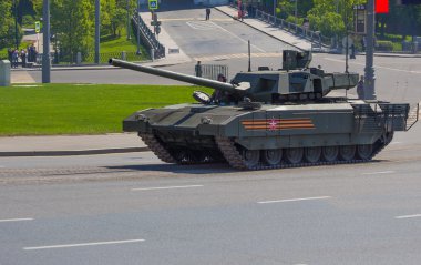 Tank, bir Rus tankı. Geçit töreni. Zafer Bayramı. 9 Mayıs, Rus silahlı kuvvetleri, askeri teçhizat.