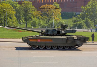 Tank, bir Rus tankı. Geçit töreni. Zafer Bayramı. 9 Mayıs, Rus silahlı kuvvetleri, askeri teçhizat.