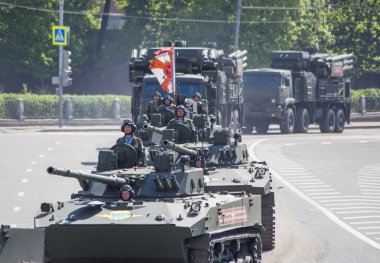 Geçit töreni. Zafer Bayramı. 9 Mayıs, Rus silahlı kuvvetleri, askeri teçhizat.