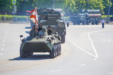 Geçit töreni. Zafer Bayramı. 9 Mayıs, Rus silahlı kuvvetleri, askeri teçhizat. Tank, bir Rus tankı