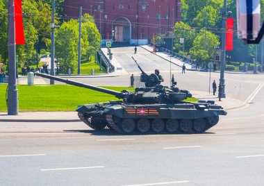 Geçit töreni. Zafer Bayramı. 9 Mayıs, Rus silahlı kuvvetleri, askeri teçhizat. Tank, bir Rus tankı