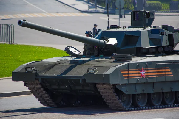 Panzer, ein russischer Tank.parade. Siegestag. 9. Mai, russische Streitkräfte, militärische Ausrüstung. — Stockfoto