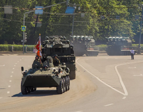 Défilé. Jour de la Victoire. 9 mai, Forces armées russes, équipement militaire . — Photo