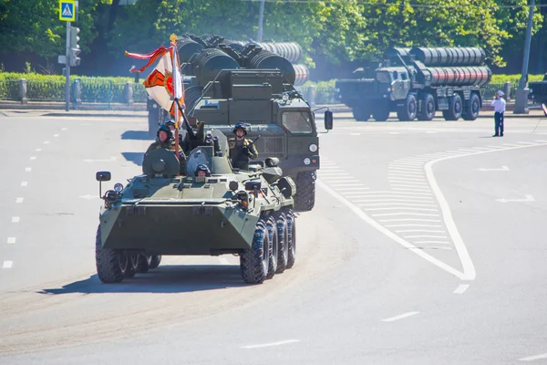 Geçit töreni. Zafer Bayramı. 9 Mayıs, Rus silahlı kuvvetleri, askeri teçhizat. Tank, bir Rus tankı
