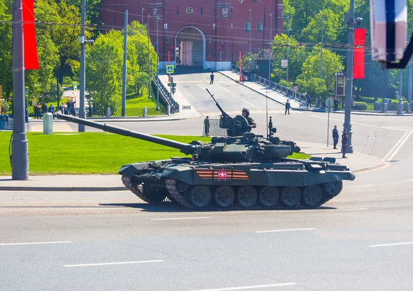 Geçit töreni. Zafer Bayramı. 9 Mayıs, Rus silahlı kuvvetleri, askeri teçhizat. Tank, bir Rus tankı