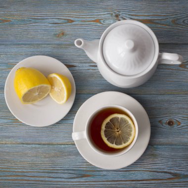 Bu limon çayı. Canlandırıcı bir içki. Güne koyu bir çayla başlayın..