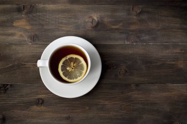 Bu limon çayı. Canlandırıcı bir içki. Güne koyu bir çayla başlayın..