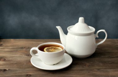 Bu limon çayı. Canlandırıcı bir içki. Güne koyu bir çayla başlayın..