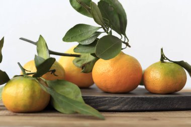 Çok olgun ve tatlı meyveler. Bu mandalinalar masanın üstünde. Tatlı çok lezzetli..