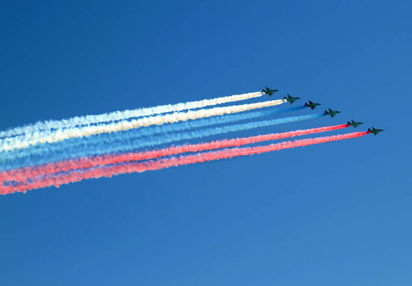 ВВС. Флаг России. Это парад. Голубое небо и самолеты. Военная авиация России.