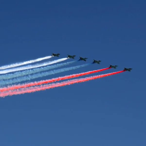 공군이야 러시아의 퍼레이드야 하늘과 비행기 러시아의 스톡 이미지