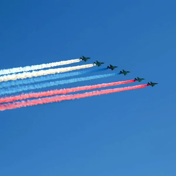 Air Force. Flag of Russia. This is a parade. Blue sky and airplanes. Military aviation of Russia. — Stock Image Air Force Flag Russia Parade Blue Sky Airplanes Military Aviation Stock Photo