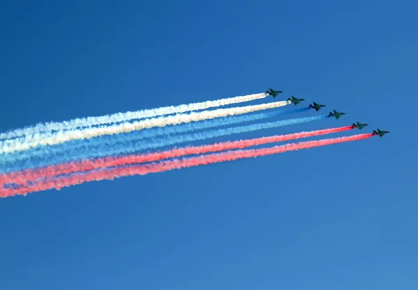 공군이야 러시아의 퍼레이드야 하늘과 비행기 러시아의 스톡 사진