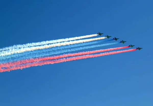 Air Force. Flag of Russia. This is a parade. Blue sky and airplanes. Military aviation of Russia. — Stock Image Air Force Flag Russia Parade Blue Sky Airplanes Military Aviation Stock Picture