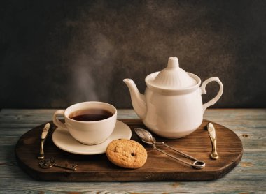 Kahvaltıda. Çay içeriz, kahve içeriz. Harika görünüyor. Lezzetli çay. Durgun hayat.