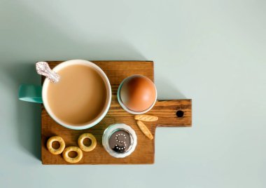 Kahvaltıda. Çay içeriz, kahve içeriz. Yumurta lezzetli görünüyor. Lezzetli. Durgun hayat.