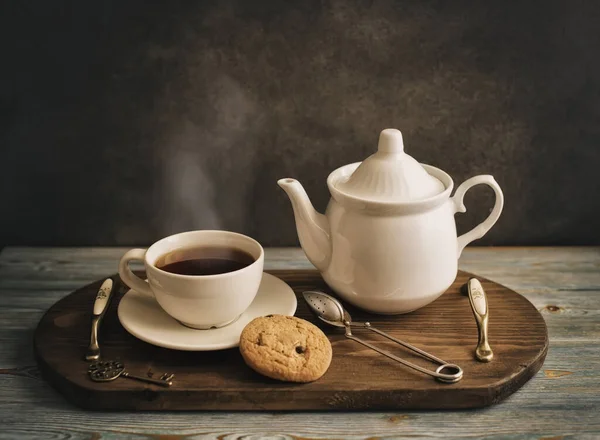 Kahvaltıda. Çay içeriz, kahve içeriz. Harika görünüyor. Lezzetli çay. Durgun hayat.