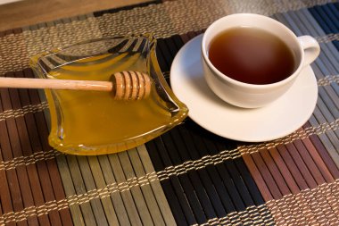 Çay içiyorum. Çay içeriz, kahve içeriz. - Tatlım. Lezzetli görünüyor. Lezzetli çay. Durgun hayat.