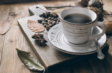 Bir fincan kahve. Kahvenin kokusu. Sabah başlıyor..