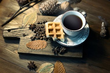 Bir fincan kahve. Koyu çay aroması. Sabah başlıyor..