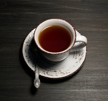 Bir fincan çay. Koyu çay aroması. Sabah başlıyor..