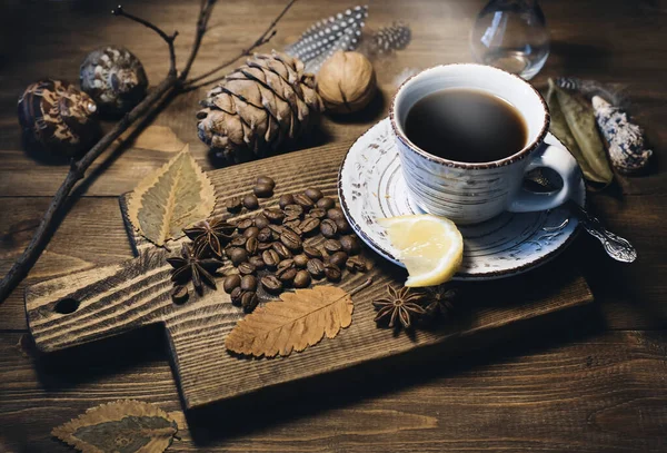 Bir fincan kahve. Kahvenin kokusu. Sabah başlıyor..