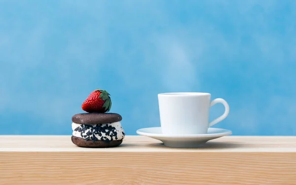 Bir fincan kahve. Kahvenin kokusu. Sabah başlıyor..