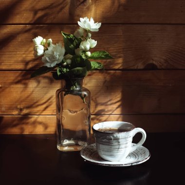 Vazoyla yaşamak. Yaz çiçekleri ve bir fincan kahve..