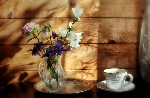 Martwa Natura Wazą Letni Bukiet Kwiatów Kubek Kawy — Zdjęcie stockowe
