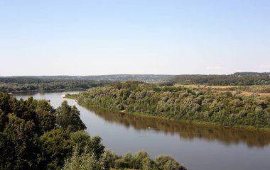 Nehir manzarası güzelmiş. Kırsal bir alanda. Doğa hakkında.