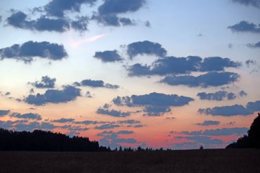 Sabahın köründe. Doğa uyanıyor..