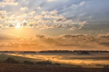 Sabahın köründe. Doğa uyanıyor..