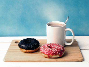 Bir fincan sıcak içecek. Lezzetli çörekler.