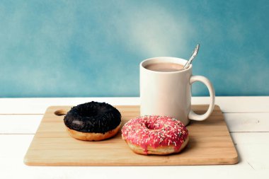 Bir fincan sıcak içecek. Lezzetli çörekler.