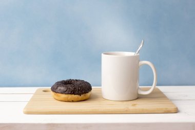 Bir fincan sıcak içecek. Lezzetli çörekler.