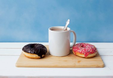 Bir fincan sıcak içecek. Lezzetli çörekler.