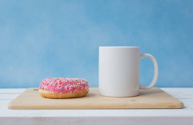 Bir fincan sıcak içecek. Lezzetli çörekler.