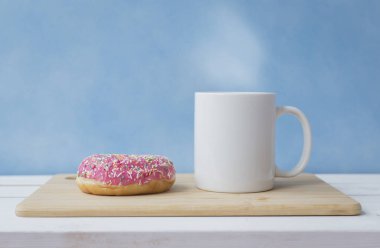 Bir fincan sıcak içecek. Lezzetli çörekler.