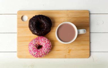 Bir fincan sıcak içecek. Lezzetli çörekler.