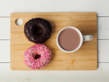 Bir fincan sıcak içecek. Lezzetli çörekler.