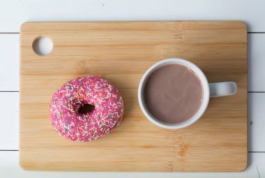 Bir fincan sıcak içecek. Lezzetli çörekler.