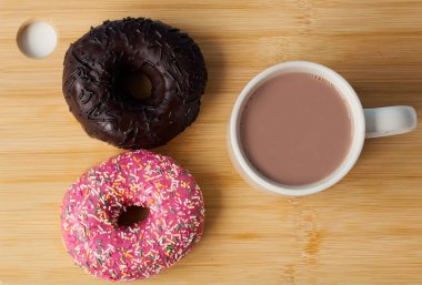 Bir fincan sıcak içecek. Lezzetli çörekler.