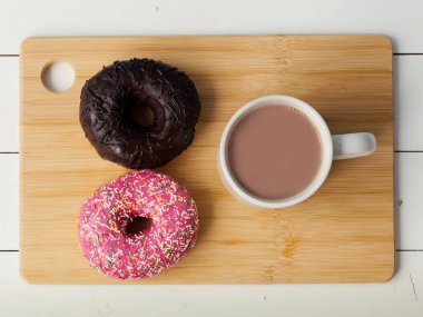 Bir fincan sıcak içecek. Lezzetli çörekler.