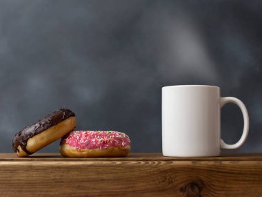 Bir fincan sıcak içecek. Lezzetli çörekler.