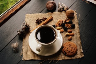 Bir fincan kahve. Kahvenin kokusu. Sabah başlıyor..