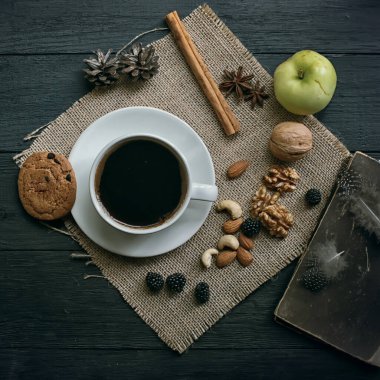 Bir fincan kahve. Kahvenin kokusu. Sabah başlıyor..