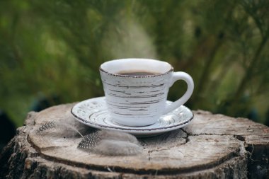 Bir fincan kahveyle hayat devam ediyor..